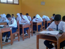 Soal Akidah Akhlak kelas 8 semester 2 Tentang  Adab Bersosial Media Dalam Pandangan Islam