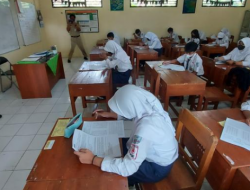 Soal Bahasa Inggris kelas 8 semester 2 Tentang Simple Present Continous Tense